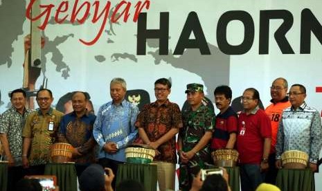 Wali Kota Ternate Burhan Abdurahman (keempat kiri) bersama Deputi III Kemenpora Raden Isnanta (tengah) saat membuka Gebyar Haornas di Dhuafa Center, Ternate, Jumat (7/9).