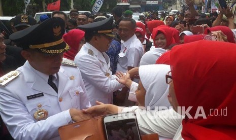 Wali kota Terpilih Kota Cimahi, Ajay M Priatna dan Wakilnya, Ngatiyana disambut oleh warga Kota Cimahi saat akan menuju gedung DPRD, Kota Cimahi, Ahad (22/10).