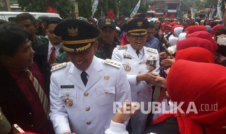 Wali kota Terpilih Kota Cimahi, Ajay M Priatna dan Wakilnya, Ngatiyana disambut oleh warga Kota Cimahi saat akan menuju gedung DPRD, Kota Cimahi, Ahad (22/10).