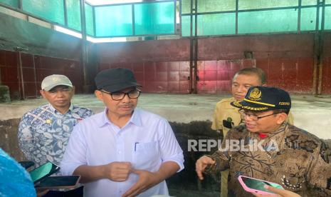 Wali Kota Yogyakarta, Hasto Wardoyo memberikan keterangan kepada wartawan saat meninjau salah satu depo sampah yang akan direvitalisasi. Program perombakan depo sampah ini menargetkan 14 lokasi akan selesai sebelum Lebaran 2025.