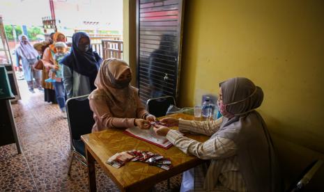 Wali murid siswa SDN 6 Tangerang menerima kartu kuota internet gratis untuk pelajar 