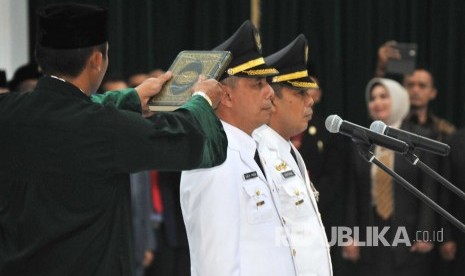 Walikota Ajay M Priatna dan Wakil Walikota Cimahi Ngatiyana mengucapkan sumpah jabatan saat pelantikan di Gedung Sate, Kota Bandung, Ahad (22/10). 