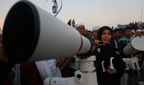 Walikota Banda Aceh Illiza Sa'aduddin Djamal (tengah) melihat peralatan pemantauan yang disediakan Badan Meteorologi Klimatologi dan Geofisika (BMKG) Mata Ie dan Kementerian Agama Provinsi Aceh untuk memantau fenomena alam gerhana matahari di Banda Aceh, A