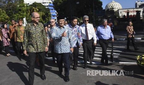 Walikota Bandung Oded M Danial (kedua kiri) bersama delegasi dari 19 negara melakukan Palestine Solidarity Walk di kawasan Jalan Dalem Kaum, Kota Bandung, Sabtu (29/6).