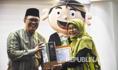 Walikota Bandung Oded M Danial memberikan piagam penghargaan kepada salah satu pemenang pada Festival Kang Pisman di Youth Centre Sport Jabar, Jalan Pacuan Kuda, Arcamanik, Kota Bandung, Jumat (6/12). 