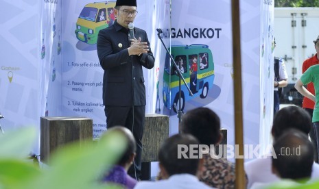 Walikota Bandung Ridwal Kamil memberikan sambutan mengenai Lauching Jumat Ngangkot di Trotoar Jalan Riau, Kota Bandung, Kamis (19/8). (Mahmud Muhyidin)