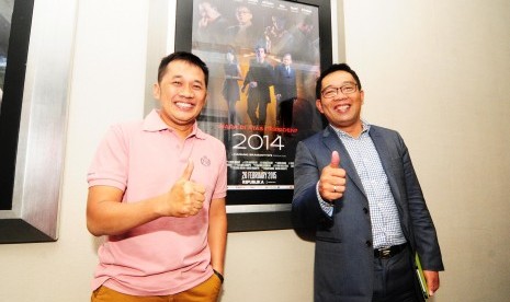 Walikota Bandung Ridwan Kamil bersama Sutradara Film '2014' Hanung Bramantyo usai nonton bareng Film '2014' di BIP, Bandung, Senin malam (2/3) (Foto: Septianjar Muharam/Republika)