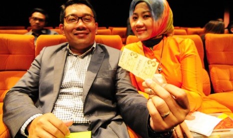  Walikota Bandung Ridwan Kamil dan Ibu Atalia Praratya Kamil sesaat sebelum Nonton Bareng Film ‘2014’ di BIP, Bandung, Senin (2/3) malam. (Foto: Septianjar Muharam/Republika)