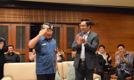 Walikota Bandung Ridwan Kamil disabut hangat oleh Khun Chai Disnadda Diskul, kerabat Raja Thailand di Doi Tung, Chiang Rai, Thailand