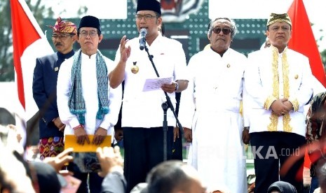 Walikota Bandung Ridwan Kamil membacakan pidato kebangsaan pada acara Bandung untuk Negara Republik Indonesia (BUNKRI), di Stadion Siliwangi Bandung, Jl Lombok, Kota Bandung, Ahad (30/10).