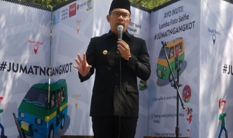 Walikota Bandung Ridwan Kamil memberikan penjelasan saat Peluncuran Jumat Ngangkot, di Bandung, Jawa Barat, Kamis (18/8).