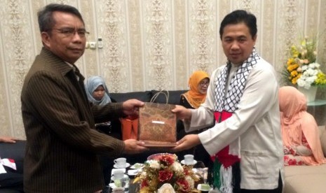 Walikota Banjarmasin Ibnu Sina (kanan) memberikan bantuan kemanusiaan untuk rakyat Palestina kepada Ketua Harian KNRP Caca Cahayaningrat (kiri), di kediaman dinas Walikota Banjarmasin, Kalimantan Selatan, akhir pekan lalu 