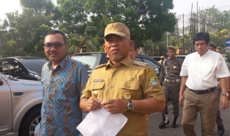 Walikota Bekasi Rahmat Effendi memberikan penjelasan kepada Republika.co.id seusai memimpin apel pagi di Kantor Walikota Bekasi, Jalan Jenderal Ahmad Yani, Bekasi Selatan, Bekasi, Senin (5/8).