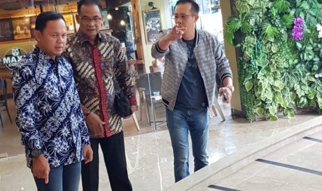 Walikota Bogor, Aria Bima, Danang Kemayan Jati (Direktur Komunikasi Lippo Group) dan Henky Hiantoro (Mall Director Keboen Raya Bogor) (Kiri ke kanan) sedang berbincang di sela acara Konferensi Pers rencana peresmian Mal Pelayanan Publik Pemkot Bogor Jumat (23/8).