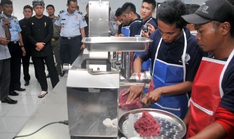 Walikota Bogor Bima Arya (ketiga kiri) didampingi Kepala Lapas Paledang Kota Bogor Gunawan Sutrisnadi (kiri) mengunjungi warga binaan mengikuti pelatihan keterampilan tata boga membuat bakso dan sosis (ilustrasi) 