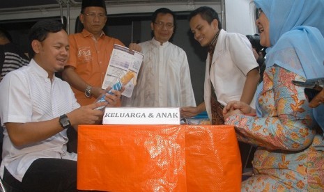 Walikota Bogor Bima Arya (kiri) bersama Wakil Walikota Bogor Usmar Hariman (kedua kiri) mendapat penjelasan tentang hasil analisa gizi saat peluncuran Mobil Curhat di Lapangan Sempur, Kota Bogor, Jabar, Minggu (6/7)