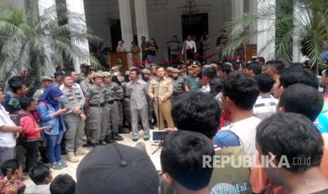 Walikota Bogor Bima Arya mengadakan peretemuan dengan paguyuban sopir angkot di halaman balaikota (21/3).