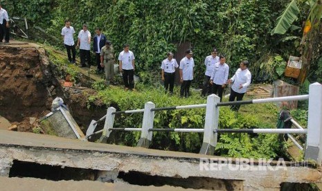 Walikota Bogor Bima Arya meninjau lokasi jembatan di Kelurahan Pasirkuda, Bogor. 