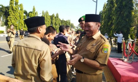 Walikota Cilegon Edi Ariadi saat menghadiri apel sekaligus halalbihalal bersama pegawai Pemkot Cilegon di Jalan Soedirman, Cilegon, Senin (10/6). 