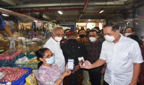 Wali Kota Denpasar I Gusti Ngurah Jaya Negara mendampingi kunjungan kerja Menteri Perdagangan Muhammad Lutfi di Pasar Badung pada Sabtu (25/9).