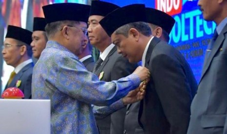 Walikota Denpasar IB Rai Dharmawijaya Mantra menerima penganugrahan Tanda Kehormatan Satya Lencana Karya Bhakti Nugraha dari Presiden RI yang disematkan oleh Wakil Presiden RI Jusuf Kala di Jakarta Convention Center, Jakarta, Rabu (17/7).