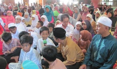 walikota depok nurmahmudi (berpeci hitam) didampingi dirut sido muncul irwan hidayat berbagi dengan 1000 anak panti asuhan