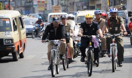 Walikota Depok Nurmahmudi Ismail bersepeda menuju kantor Walikota bersama jajarannya saat melintas di Jalan Arif Rahman Hakim, Depok, Jawa Barat, Selasa (26/6).