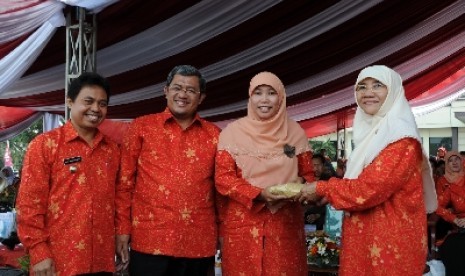 Walikota Depok Nurmahmudi Ismail (kiri) bersama Gubernur Jawa Barat Ahmad Heryawan.