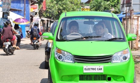 Walikota Depok Nurmahmudi Ismail melakukan test ride mobil listrik saat melintas di jalan Jatimulya, Depok, Jawa Barat, Jum'at (13/7). Mobil listrik ciptaan warga Depok Dasep Ahmadi tersebut di produksi oleh PT. Sarimas Ahmadi Pratama di jalan Jatimulya No