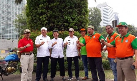 Walikota Jakarta Pusat Bayu Megantara peci putih bersama Kepala Suku Dinas Kebersihan dan Tata Air Pantau Kebersihan Kota Pasca Reuni 212 di Jakarta, Ahad (2/12).