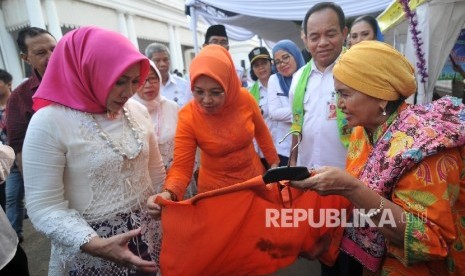 Walikota Jakarta Timur Bambang Musyawardana (kedua kanan) didampingi Ketua Panitia Keriaan Betawi Jatinegara Sylviana Murni (kedua kiri) melihat pameran bazzar di Pusat Kebudayaan Betawi, Jatinegara, Jakarta Timur, Rabu (25/10). 