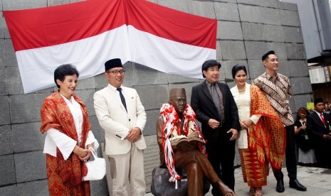 Ridwan Kamil (2 kiri), Ketua Yayasan Soekarno Guruh Soekarno Putra (3 kiri) bersama keluarga Sukarno meresmikan bekas Lapas Penjara Banceuy menjadi Monumen Sukarno Banceuy, Bandung. (Ilustrasi)