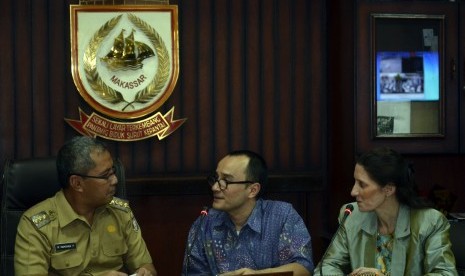 Walikota Makassar Moh. Ramdhan Pomanto (kiri) berbincang dengan Dubes Perancis untuk Indonesia, Corrine Breuze (kanan) dipandu penerjemah (tengah) saat bertemu di Balai Kota Makassar, Sulawesi Selatan, Selasa (7/4).