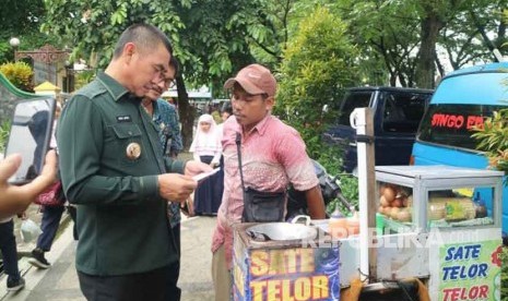 Walikota Malang, Mohammad Anton melakukan inspeksi mendadak (sidak) reklame dan parkir liar di beberapa titik Kota Malang, Jumat (26/1).