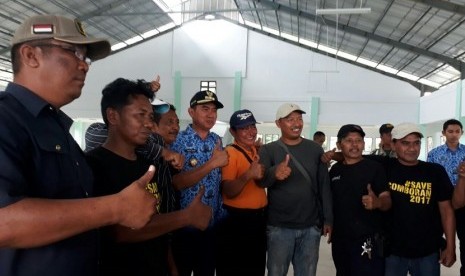 Walikota Malang, Mohammad Anton meninjau Pasar Baru Timur Comboran, Malang. Pasar barang bekas ini direncanakan akan memindahkan pedagang yang tersebar di pinggiran jalan pada bulan depan. 