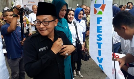 Walikota Malang, Sutiaji meluncurkan e-retribusi pelayanan pasar sekaligus membuka Festival Pasar Rakyat di Pasar Besar Kota Malang, Selasa (13/11).