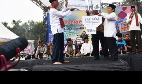 Walikota Padang, Mahyeldi Ansharullah (kiri) dan Ketua Badan Pengelola Wakaf (BPW) Ar Risalah, H  Mulyadi Muslim Lc, MA.