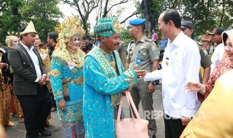  Walikota Palembang Harnojoyo memberikan ucapan selamat kepada 35 pasangan peserta nikah massal.