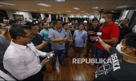 Manila Disolasi Cegah Corona, Bagaimana Logistik untuk WNI?. Foto; Walikota San Juan berbicara dengan jamaah masjid menyusul ditemukannya kasus Covid-19 pada salah seorang jamaah masjid Greenhills, San Juan, Metro Manila, Filipina, pekan lalu.(Rolex Dela Pena/EPA-EFE)