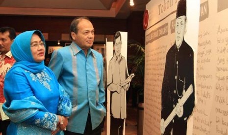 Walikota Sawahlunto Amran Nur bersama isteri, memperhatikan cuttingboard bergambar potret dirinya disela acara Malam Penganugerahan Tokoh Perubahan Republika 2011 di Jakarta, Selasa malam (17/4).