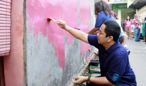 Walikota Semarang Hendar Prihadi ikut melakukan pengecetan Kampung Pelangi