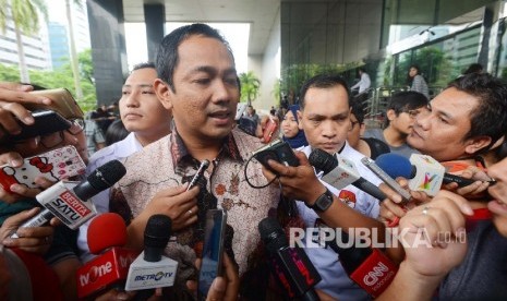 Walikota Semarang Hendrar Prihadi dimintai keterangan oleh media usai menjalani pemeriksaan di Gedung KPK, Jakarta, Selasa (16/2).