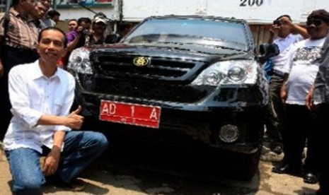 Walikota Solo Joko Widodo berpose dengan Mobil Esemka Rajawali saat tiba di Jakarta, Sabtu (25/2). 