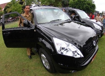 Walikota Solo, Joko Widodo (Jokowi), melakukan uji coba mobil buatan siswa SMK di Balaikota, Solo, Senin (2/1). Mobil sumbangan SMK Warga dan SMK 2 bekerjasama dengan Kementerian Pendidikan tersebut akan digunakan sebagai mobil dinas.