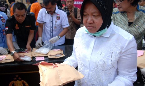 Walikota Surabaya, Tri Rismaharini (kedua kanan) didampingi kepala BNN kota Surabaya, AKBP Suparti (kanan) membawa barang bukti narkoba jenis sabu-sabu (Metamphetamine) yang akan dimusnahkan di Mapolrestabes Surabaya, Jawa Timur, Selasa (19/5). 