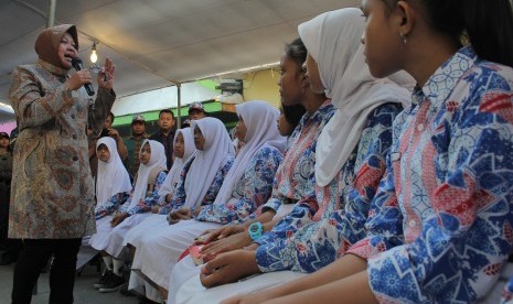 Walikota Surabaya Tri Rismaharini memberikan pencerahan kepada sejumlah siswi SMP di sela-sela Bakti Sosial Dengan Pelayanan Integrasi di Krembangan Surabaya, Jawa Timur, Kamis (21/5). 