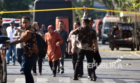 Walikota Surabaya Tri Rismaharini (tengah) meninjau di lokasi ledakan di Gereja Katolik Santa Maria Tak Bercela, Ngagel Madya, Surabaya, Jawa Timur, Minggu (13/5). 