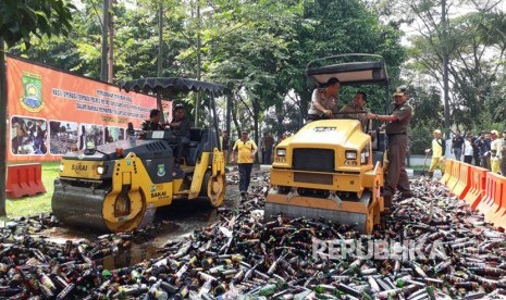 Satpol PP Tangerang Musnahkan 3.140 Botol Miras (ilustrasi).