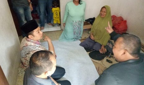 Walikota Tangerang, Arief R. Wismansyah bertakziah ke  rumah korban tenggelam di Sungai Cisadane, Husein, yang tidak dipinjami mobil ambulans oleh pihak Puskesmas Cikokol saat jenazahnya akan dibawa pulang ke rumah, Ahad (25/8).