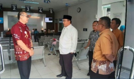  walikota Tasikmalaya beserta jajarannya langsung disambut dengan baik oleh Kepala BPJS Kesehatan Cabang Tasikmalaya Agus Ramlan ketika berkunjung ke kantor BPJS Tasikmalaya, Jumat (21/2). 